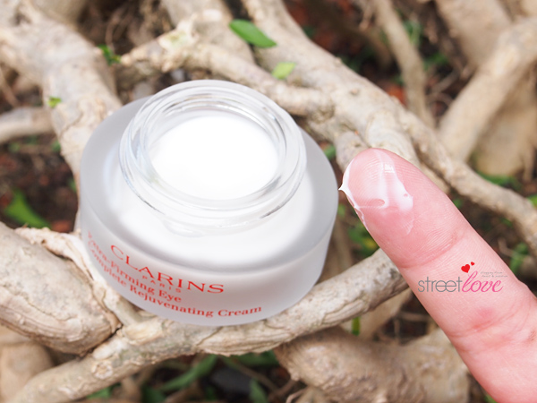Clarins Extra-Firming Eye Complete Rejuvenating Cream Swatches